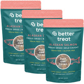 A Better Treat salmón liofilizado en mano, premio suave ideal para entrenamiento