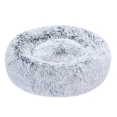 Amazon Basics cama-donut para mascota con pelaje suave, ideal para acurrucarse.