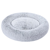 Cama dona de Amazon Basics con peluche exterior y funda removible para lavado fácil.