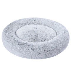 Cama dona de Amazon Basics con peluche exterior y funda removible para lavado fácil.
