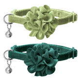 azuza collar gato floral con cascabel para localizarlo fácilmente al exterior.