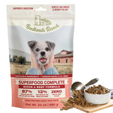 BADLANDS RANCH alimento para perros en bolsa abierta mostrando trozos de bison y vaca