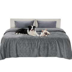 Bedsure cobija impermeable para perros sobre cama extragrande ofrece protección contra derrames.