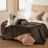 Manta impermeable Bedsure para cama con Sherpa, mantiene la cama seca y cálida.