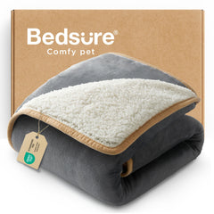 Bedsure manta impermeable para perros pequeños protegiendo el sofá contra derrames