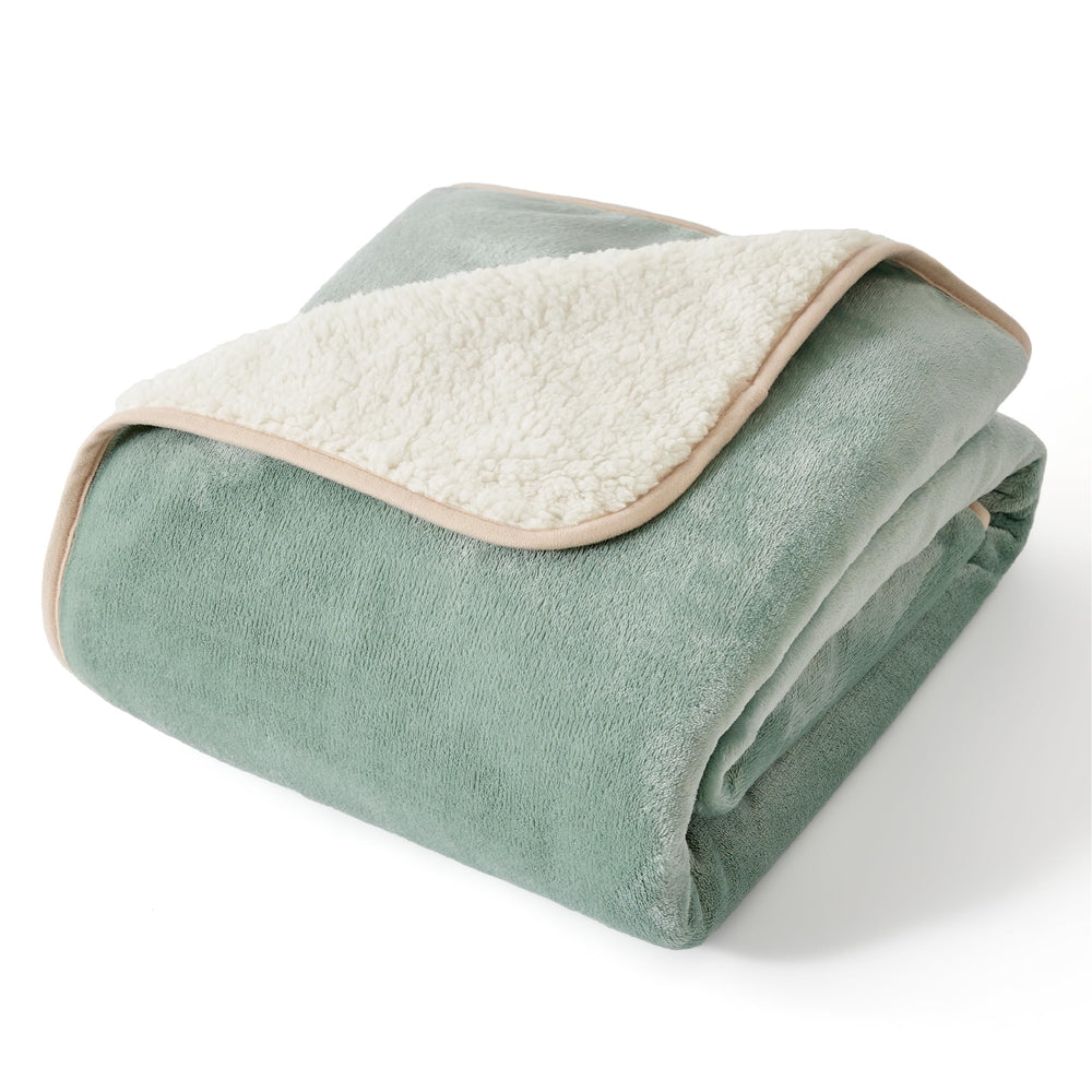 Bedsure manta para perro pequeño con sherpa suave protege el sofá.