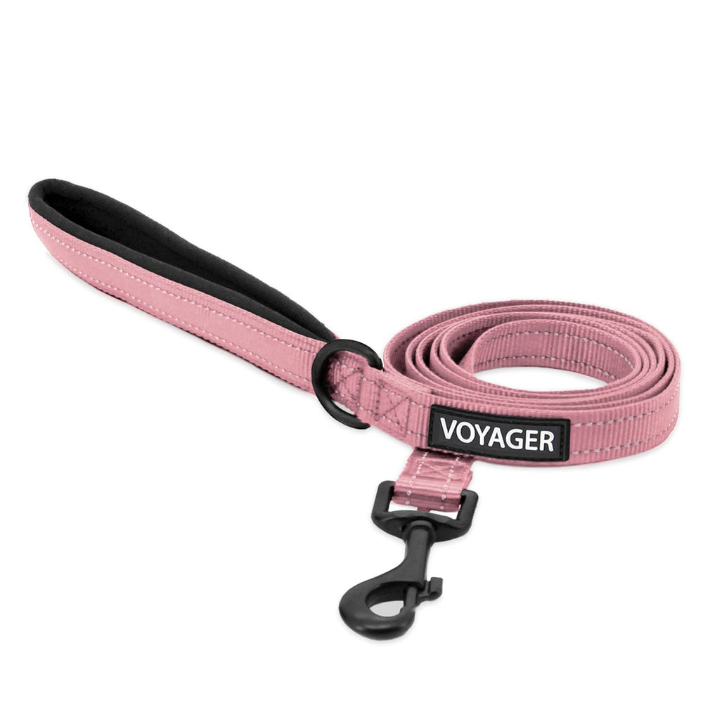 Best Pet Supplies Voyager; correa reflectante rosa para caminatas nocturnas seguras.