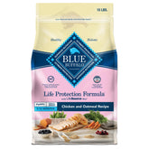 Blue Buffalo cachorros pequeños con pollo real como primer ingrediente para una nutrición equilibrada.