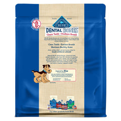 Blue Buffalo Dental Bones, mordedor natural para perro, mejora la salud bucal durante el juego.