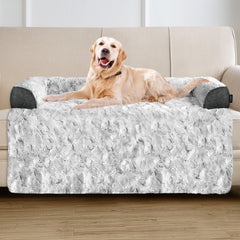 La cama blunique para perros sobre el sofá ofrece descanso cómodo y seguro.