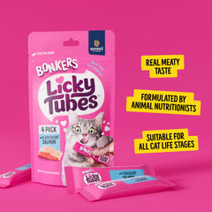 Manos sostienen un tubo Bonkers Licky Tubes, snack sabroso para felinos.