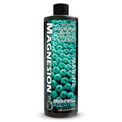 Brightwell Magnesion Líquido: vertido de la botella para ajustar el magnesio en acuarios de arrecife.