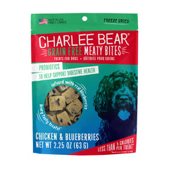 Charlee Bear Meaty Bites en envase reutilizable para conservar frescura y sabor