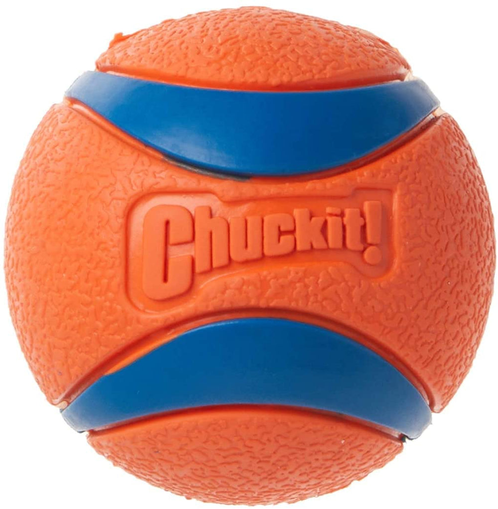Pelota Chuckit Ultra XL en acción, rebote alto para juegos de búsqueda.