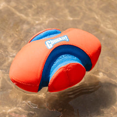 Chuckit! Fumble Fetch colores brillantes para localizarlo rápidamente.