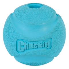 Pelota Chuckit! de alto rebote para perros medianos en acción al aire libre
