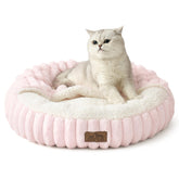 Cama Cozy Kiss con capucha ofrece refugio cálido para siestas tranquilas.