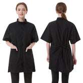 DHXYZZB smock de peluquería impermeable visto de frente, protege contra pelos y salpicaduras.