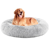 Cama rosquilla DUMOS gris grande, superficie de felpa suave para descanso cómodo.