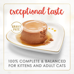 Detalle de salsa en la lata Fancy Feast Gravy Lovers, realzando el sabor.