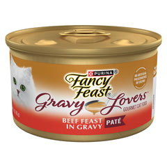 Gato disfrutando de Fancy Feast Gravy Lovers con carne en lata, aroma tentador.