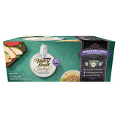 Gato saboreando Fancy Feast Medleys pavo deshilachado con espinacas en caldo sabroso