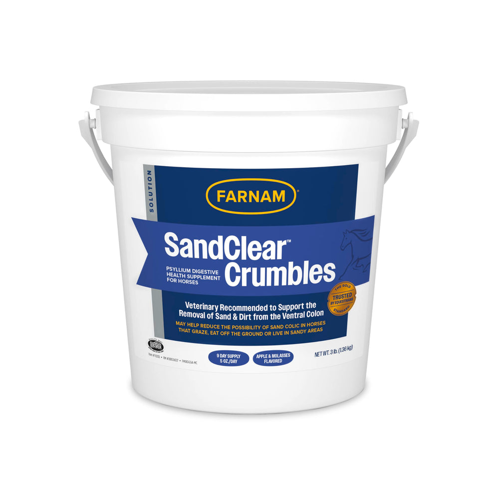 Farnam SandClear Crumbles se vierte desde el bote para dosificación rápida.
