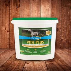 Caballo comiendo Farnam Vita Plus en tazón para uso diario.