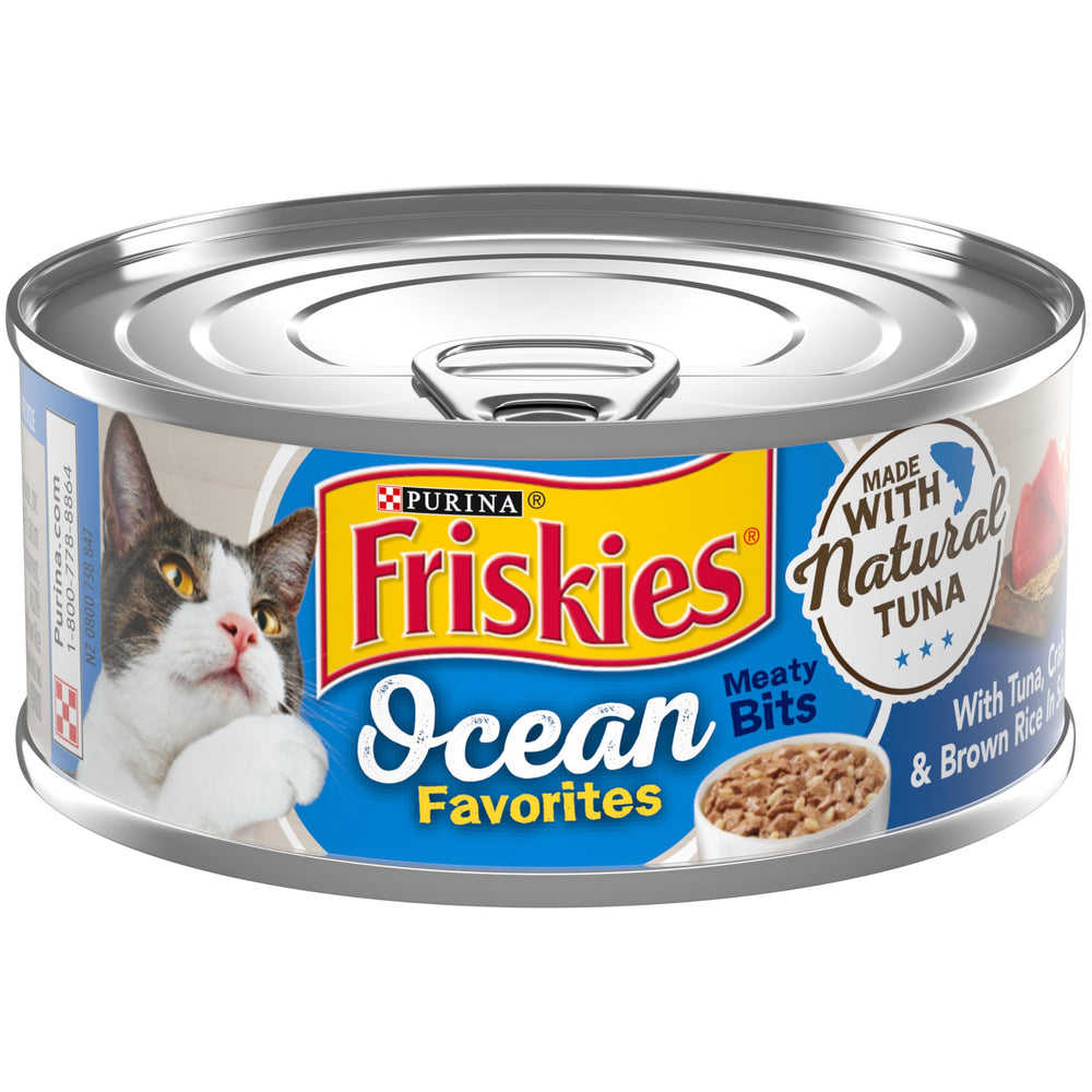 Friskies Ocean Favorites con atún y cangrejo, trozos sobre arroz marrón para un plato sabroso.