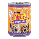 Friskies trozos de pollo en salsa en lata para gatos adultos, textura tierna.