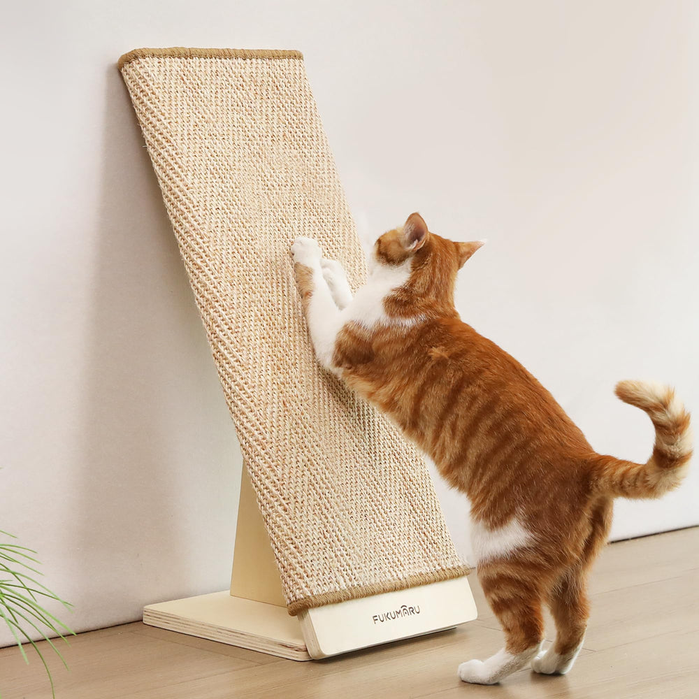 Rascador FUKUMARU con rampa de sisal para afilar garras sin dañar muebles.