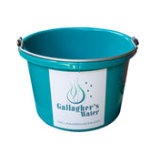 GALLAGHER'S WATER cubo teal 2 galones frente, facilita la hidratación de caballos