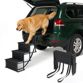 Generic rampa para perros con cuatro escalones junto al coche, subida segura