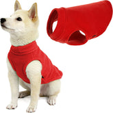 Gooby chaleco felpa elástica rojo mediano en perro, comodidad diaria.