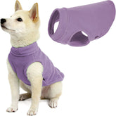 Gooby chaleco de felpa elástica para perros, vista frontal, ajuste cómodo para razas grandes.