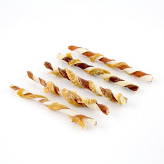 GOOD 'N' FUN Triple Flavor Twists con pollo real envuelto ofreciendo sabor intenso.