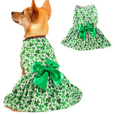 Habbiful falda trébol verde para perro, ideal para fotos festivas.