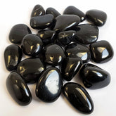 Piedras negras HappyFiller pulidas para terrarios y acuarios decorativos.