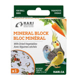 Bloque mineral Hari para aves con verduras secas, promueve el picado y huesos fuertes.