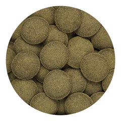 Pastillas de algas Hikari en empaque compacto para alimentación de acuario.