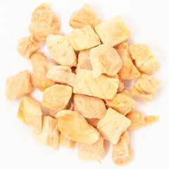 hotspot pets salmón liofilizado, primer plano de trozos, único ingrediente.