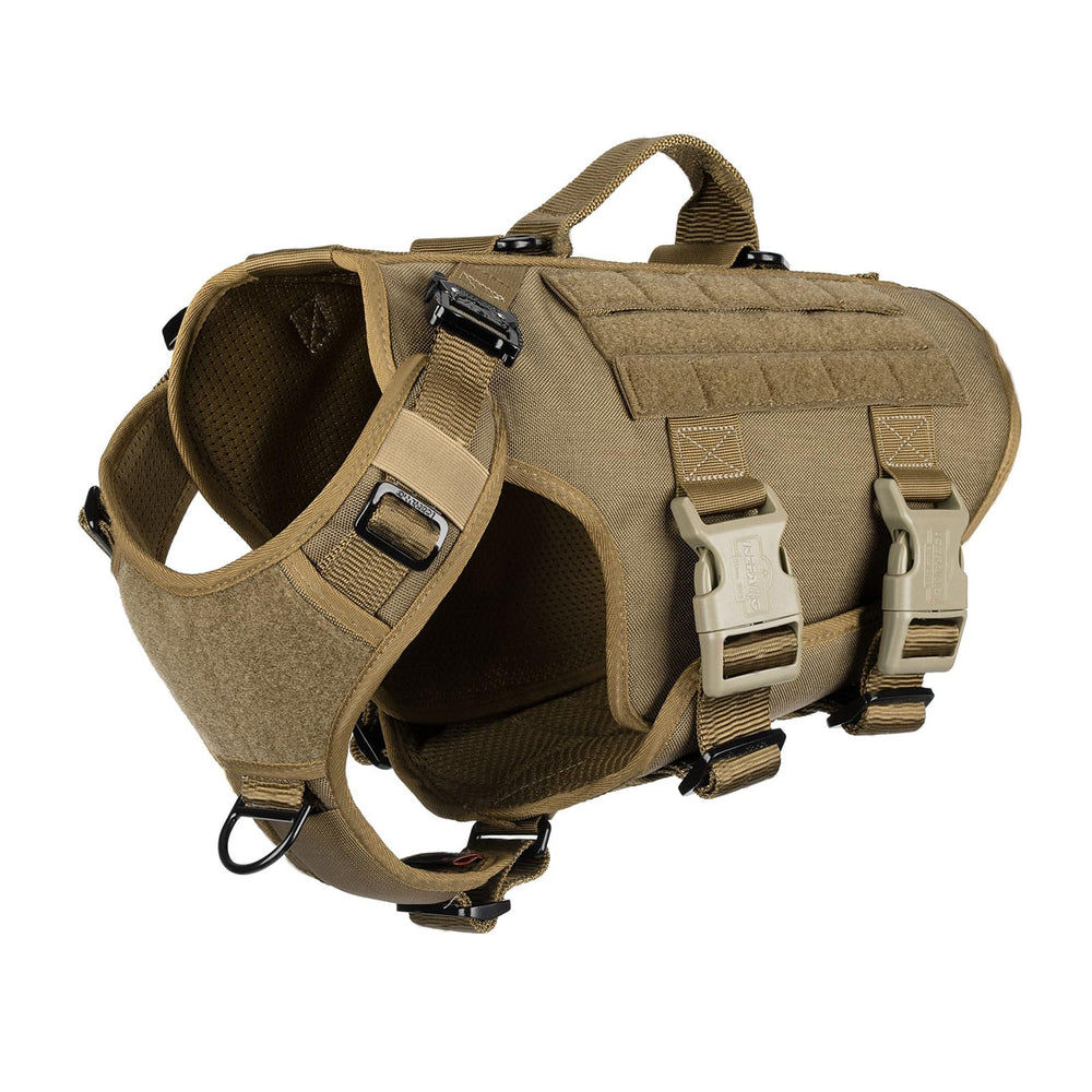 Icefang GN3 arnés táctico para perro con 6 hebillas para un ajuste seguro durante paseos.