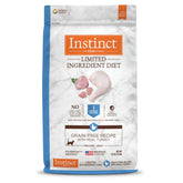 Instinct con pavo real crujiente, croquetas atractivas para gatos.