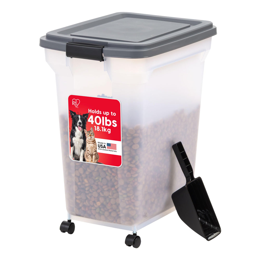 IRIS USA contenedor de almacenamiento para comida de mascotas visto de frente, ideal para espacio compacto.