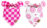 Bandana JarThenaAMCS para perro rosa con cara feliz, ideal para paseos y fotos.