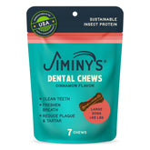 Jiminy's Dental Chews canela con textura flexible y limpieza dental en acción