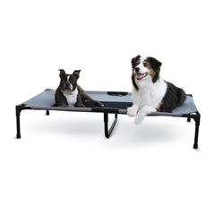 K&H Pet Products cama elevada XL con malla transpirable, ideal para mantener al perro fresco.