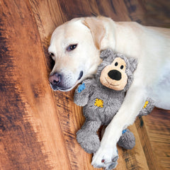 KONG Wild Knots Bear con relleno mínimo para menos desorden durante el juego.