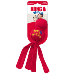 KONG Wubba con colas largas para tirar y agitar con facilidad.