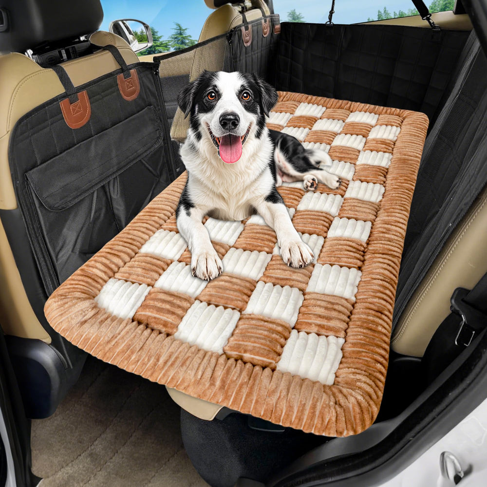 Loiion cama para perros en coche trasero antideslizante para mayor seguridad.